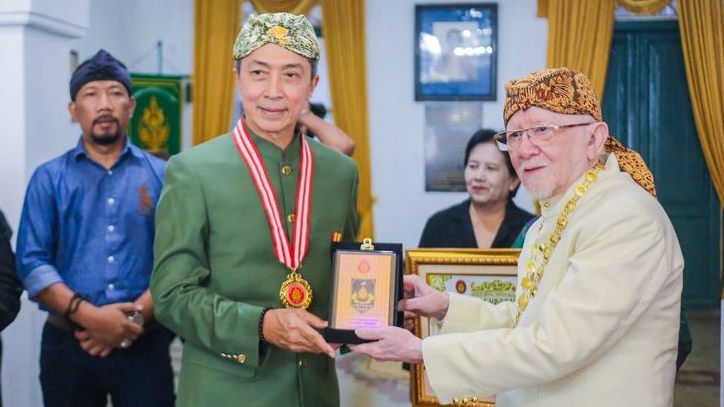 Dukung Pelestarian Budaya Sunda, Wali Kota Bogor Terima Satya Lancana Karaton Sumedang Larang