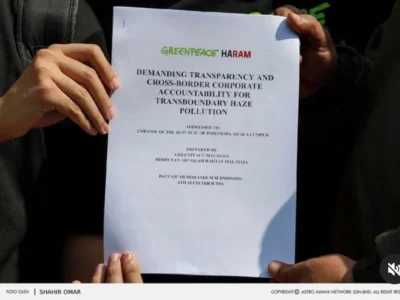 Aktivis Greenpeace Malaysia dan HARAM menggelar aksi protes kabut asap karhutla Indonesia di depan KBRI Kuala Lumpur.