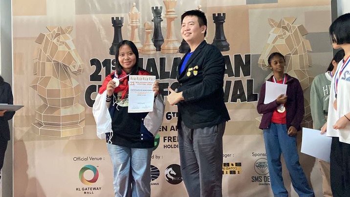 Membanggakan! Arini Angelina Lovly, Siswi SMAN 8 Bogor Sukses Sabet Medali Perak di Turnamen Catur Malaysia