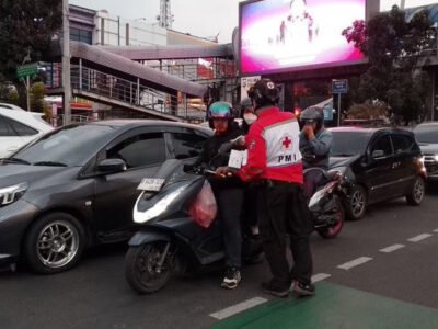 Abu Vulkanik Anak Krakatau Menyebar hingga Kota Bogor, PMI Bagikan Masker ke Pengendara Motor