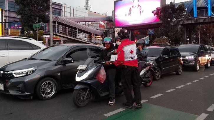 Abu Vulkanik Anak Krakatau Menyebar hingga Kota Bogor, PMI Bagikan Masker ke Pengendara Motor