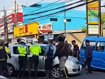 Kurang Konsentrasi, Suzuki Swift Tabrak Pembatas Jalan di Cibinong
