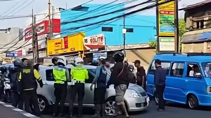 Kurang Konsentrasi, Suzuki Swift Tabrak Pembatas Jalan di Cibinong