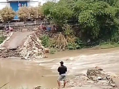 Debit Sungai Cileungsi Naik, Jembatan Darurat Wika Tak Direkomendasikan untuk Warga