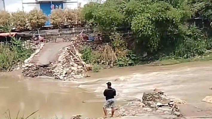 Debit Sungai Cileungsi Naik, Jembatan Darurat Wika Tak Direkomendasikan untuk Warga