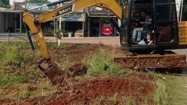 Kerahkan Alat Berat, Satgas dan Poktan Suryakancana Rawat Lahan Ketahanan Pangan di Jalan Bomang