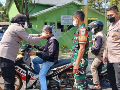 Polisi dan TNI Turun ke Jalan Bagikan Masker untuk Warga Puncak Bogor Antisipasi Abu Vulkanik Anak Krakatau