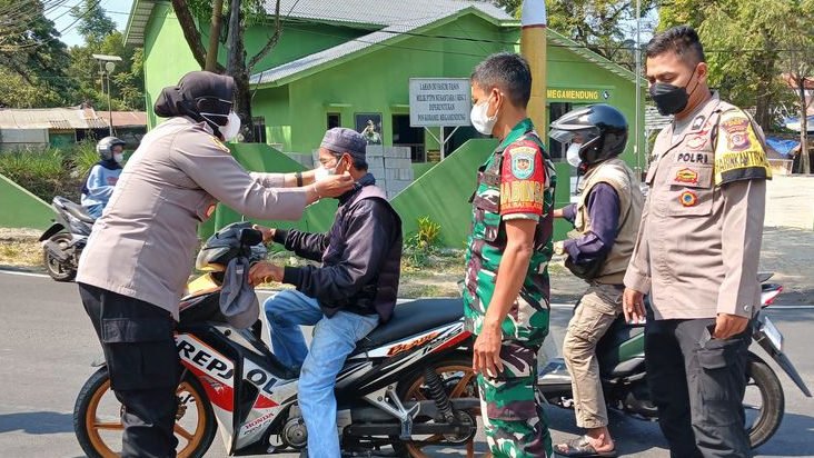 Polisi dan TNI Turun ke Jalan Bagikan Masker untuk Warga Puncak Bogor Antisipasi Abu Vulkanik Anak Krakatau