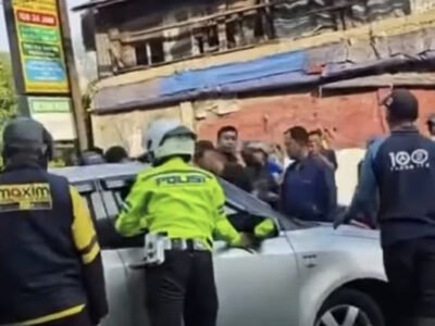 Diduga Karena Ban Pecah, Mobil Terguling di Tengah Jalan Depan Graha Cibinong Bogor