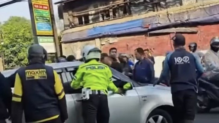 Diduga Karena Ban Pecah, Mobil Terguling di Tengah Jalan Depan Graha Cibinong Bogor