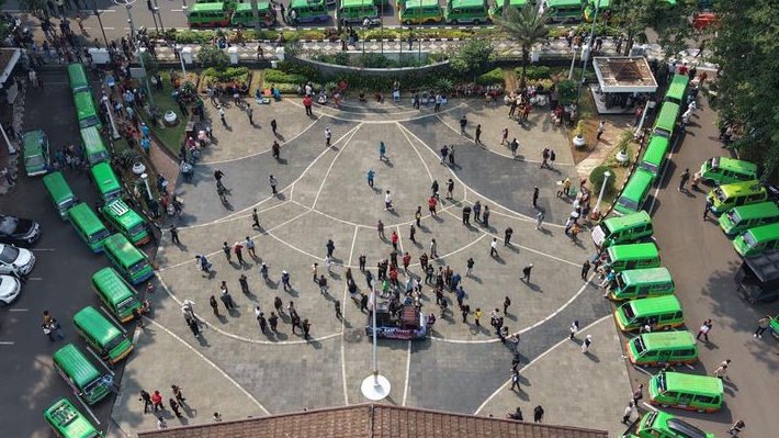 Angkot Menumpuk di Balai Kota Bogor, Penumpang Telantar