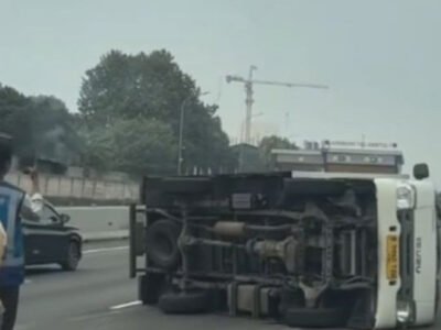 Truk Box Terguling di Tol Jagorawi Arah Bogor KM 32, Lalu Lintas Sempat Tersendat