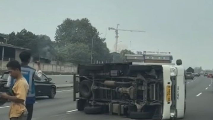 Truk Box Terguling di Tol Jagorawi Arah Bogor KM 32, Lalu Lintas Sempat Tersendat