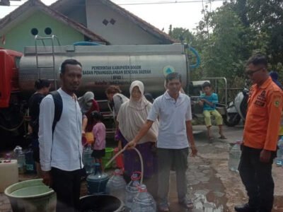Sumur Dangkal Mengering, Warga Bojong Indah Parung Akhirnya Mendapat Bantuan Air Bersih