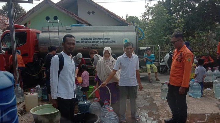 Sumur Dangkal Mengering, Warga Bojong Indah Parung Akhirnya Mendapat Bantuan Air Bersih