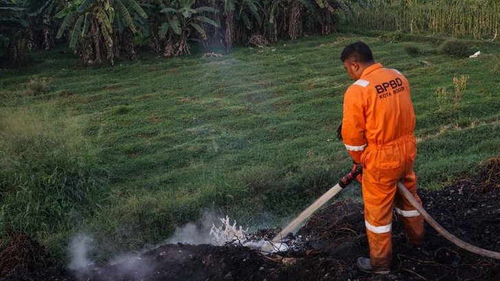 Seluruh Titik Api TPAS Galuga Berhasil Dipadamkan, Petugas Masih Lakukan Pendinginan untuk Cegah Api Muncul Kembali
