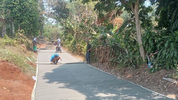 5 Tahun Penantian, Warga Angreman Rumpin Akhirnya Menikmati Jalan Mulus Usai Dibeton