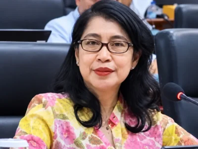 Louice Cristiana Mangontan saat memberikan penjelasan dalam RDP DPRD Tana Toraja terkait kasus dugaan keracunan MBG.
