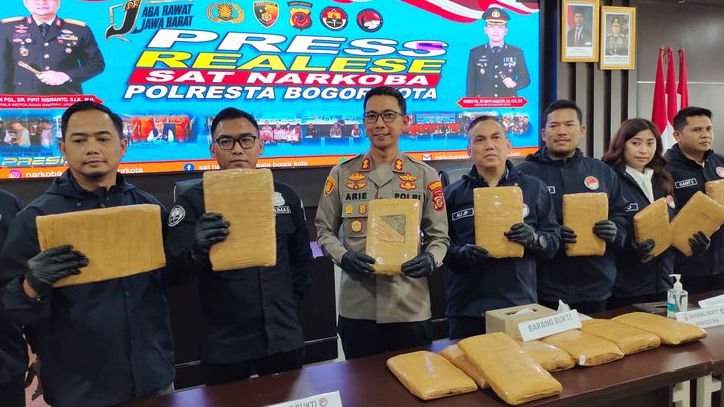 Polisi Gagalkan Penyelundupan 18 Kg Ganja Modus Kirim Paket Rokok di Terminal Bubulak Bogor