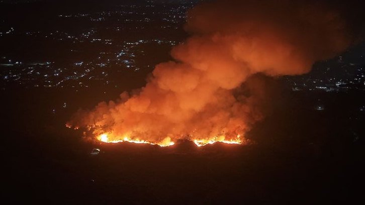 Penampakan Kebakaran Kebun di Cibungbulang, Api Merambat ke TPA Galuga