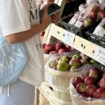 Tips Memakai Tote Bag Berlogo Besar.