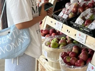 Tips Memakai Tote Bag Berlogo Besar.