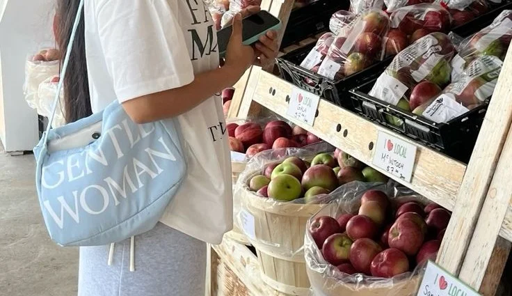 Tips Memakai Tote Bag Berlogo Besar.