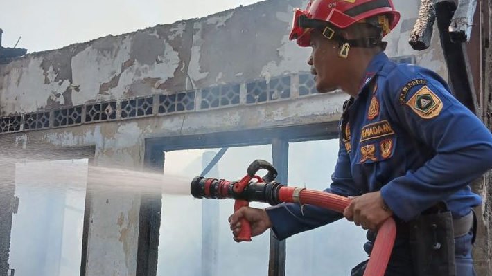 Nyalakan Lilin saat Listrik Padam, Rumah Dua Lantai di Tamansari Ludes Terbakar