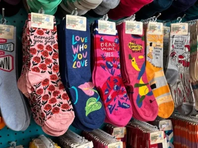 Kaus Kaki Warna-warni dan Bermotif.