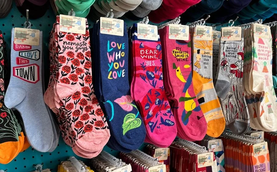 Kaus Kaki Warna-warni dan Bermotif.