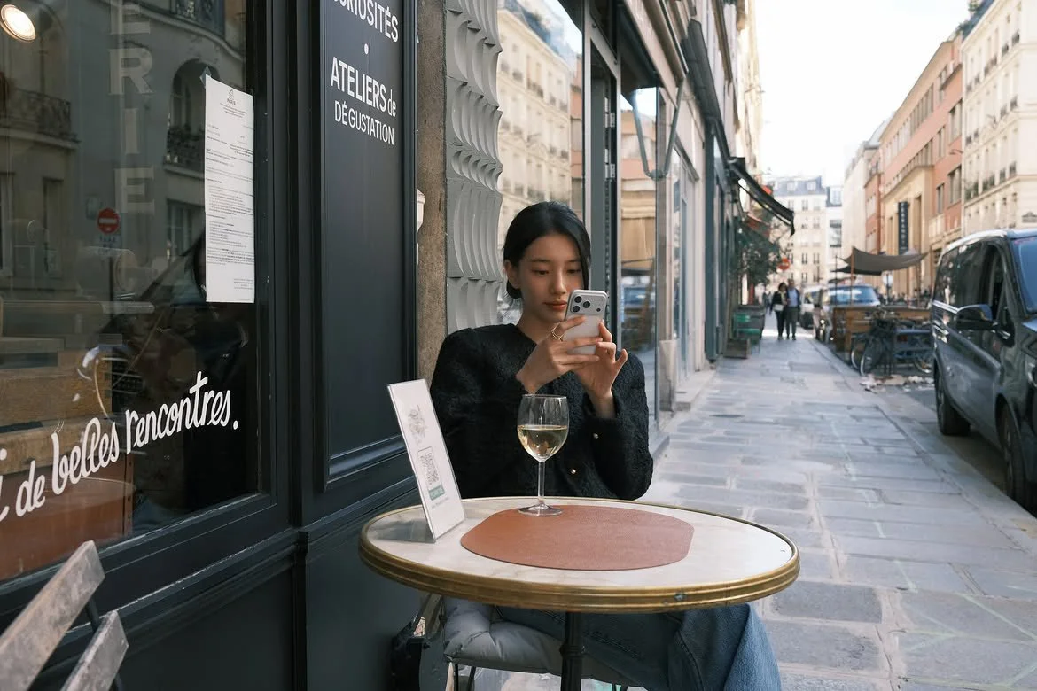 Bae Suzy Tampil Kasual di Paris.
