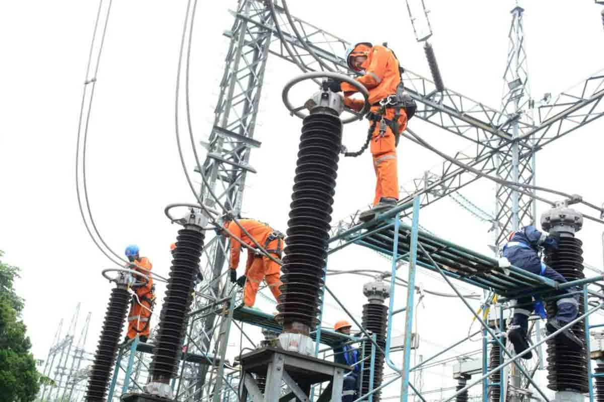 PLN UPT Bogor Tengah Melakukan Pemeliharaan Rutin
